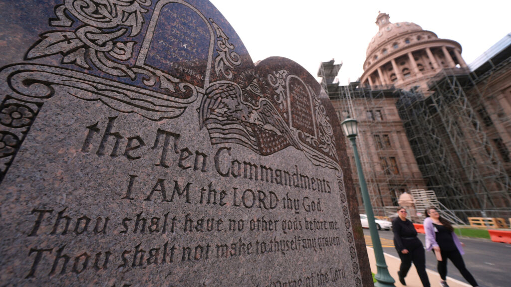17599507_ten-commandments-img.jpg