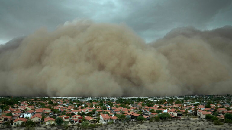 17651487_082625-cc-ap-dust-storm-img.jpg