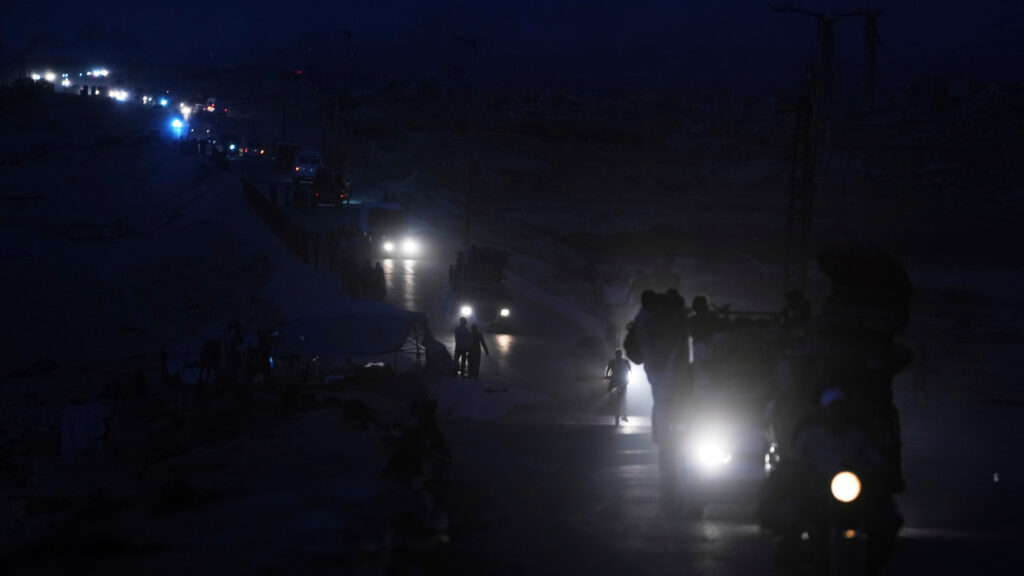 17764677_090725-wls-ap-palestinians-fleeing-gaza-img.jpg