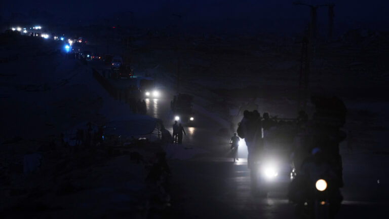 17764677_090725-wls-ap-palestinians-fleeing-gaza-img.jpg