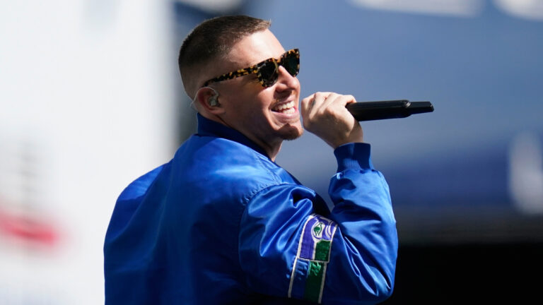 17826901_091625-cc-ap-macklemore-img.jpg