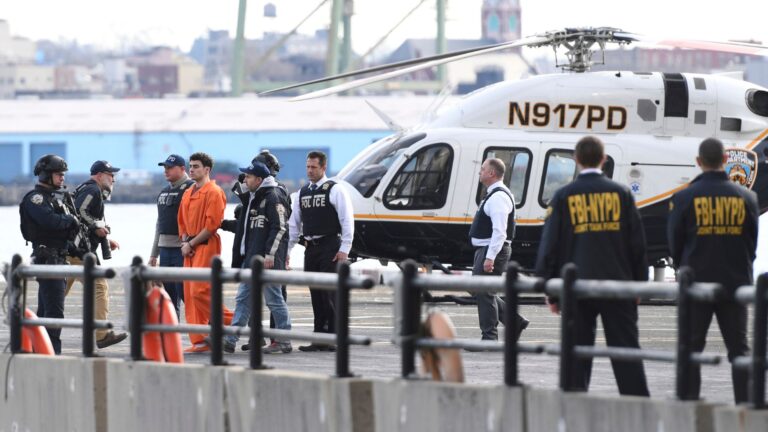 17855413_092025-wabc-luigi-mangione-NY-perp-walk-AP-img.jpg