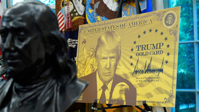 17855673_gold_card_trump.jpg