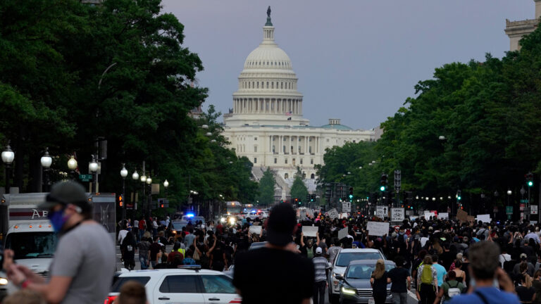 17889785_092625-wls-washington-2020-protest-ap-img.jpg
