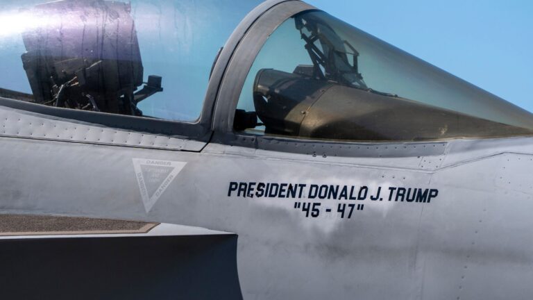 17943237_10025-wls-ap-jet-trump-img.jpg