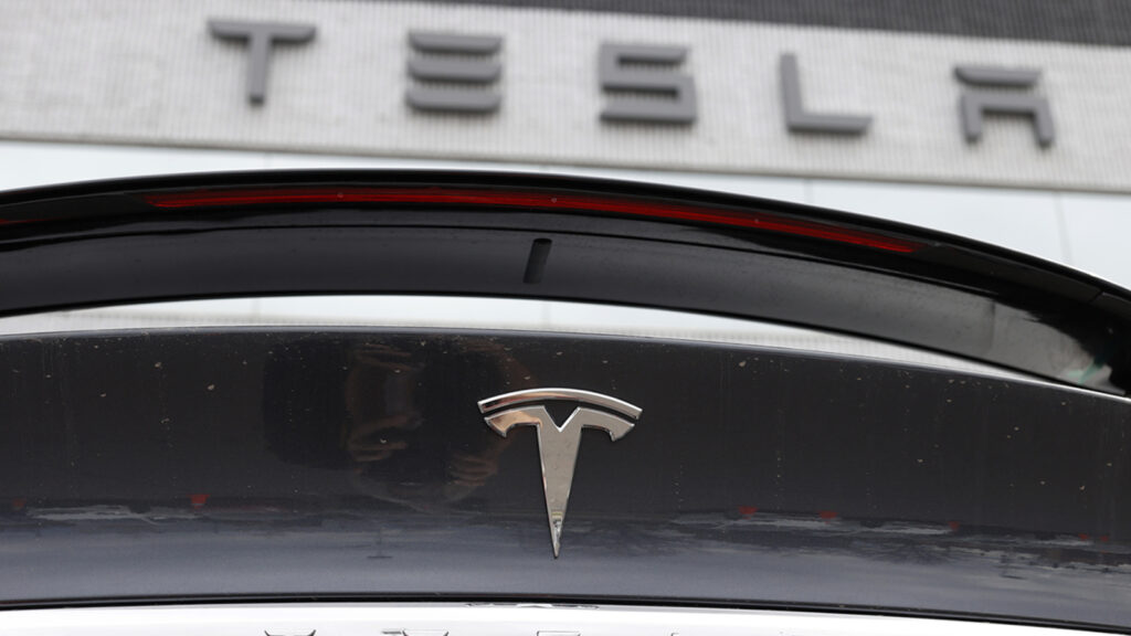 17958835_100725-kgo-ap-tesla-img.jpg