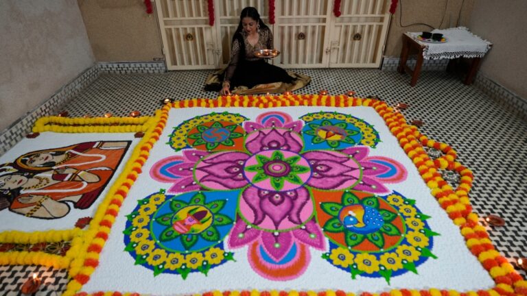 17963556_100825-kfsn-diwali-ap-img.jpg