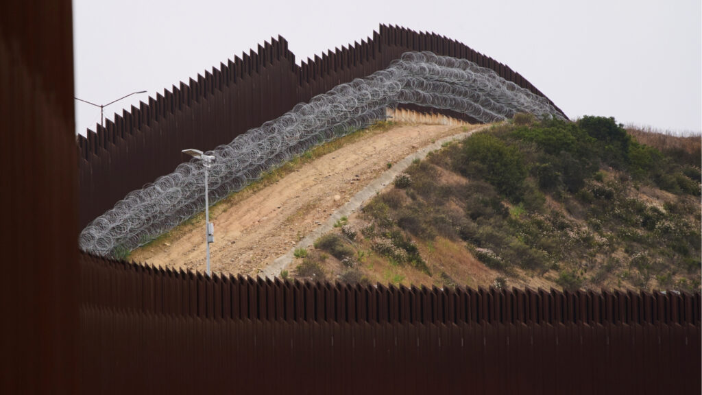 18286205_border-wall-generic-AP-TN-img.jpg
